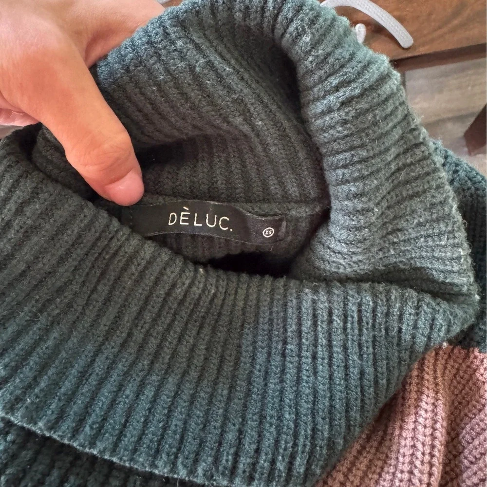 DÈLUC Colorblock Stretchy Turtleneck Sweater XS Green Pink Ribbed Knit Great